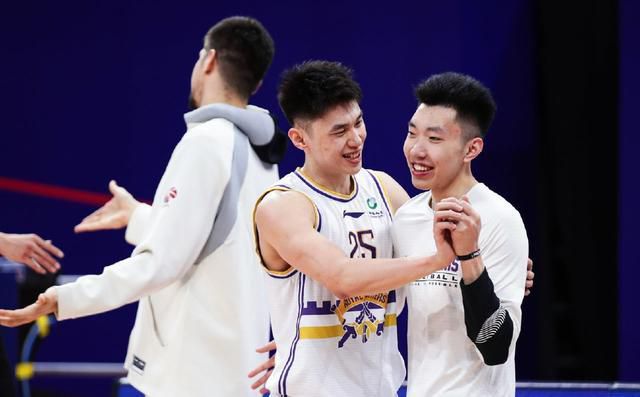 布伦森38分字母32+13尼克斯终结雄鹿7连胜　NBA圣诞大战，尼克斯主场迎战雄鹿，尼克斯目前16胜12负排在东部第6位，雄鹿则是一波7连胜，22胜7负高居东部次席，两队两天前有过交锋，雄鹿轻松取胜。